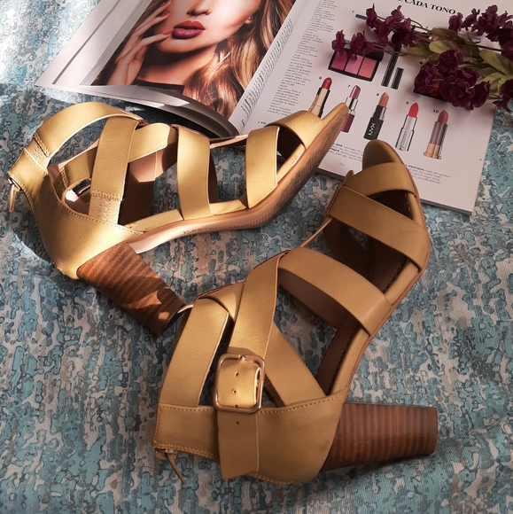 RESTRICTED Adora Sandal - Picture 4 of 11